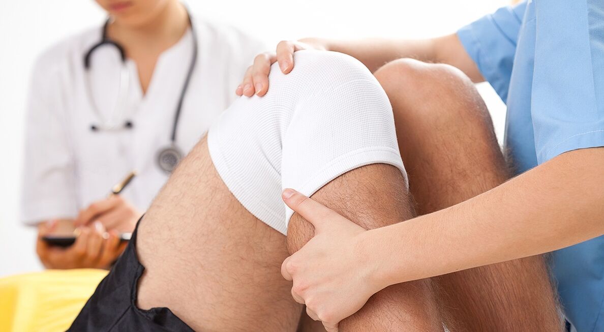 doctor examining a knee with osteoarthritis