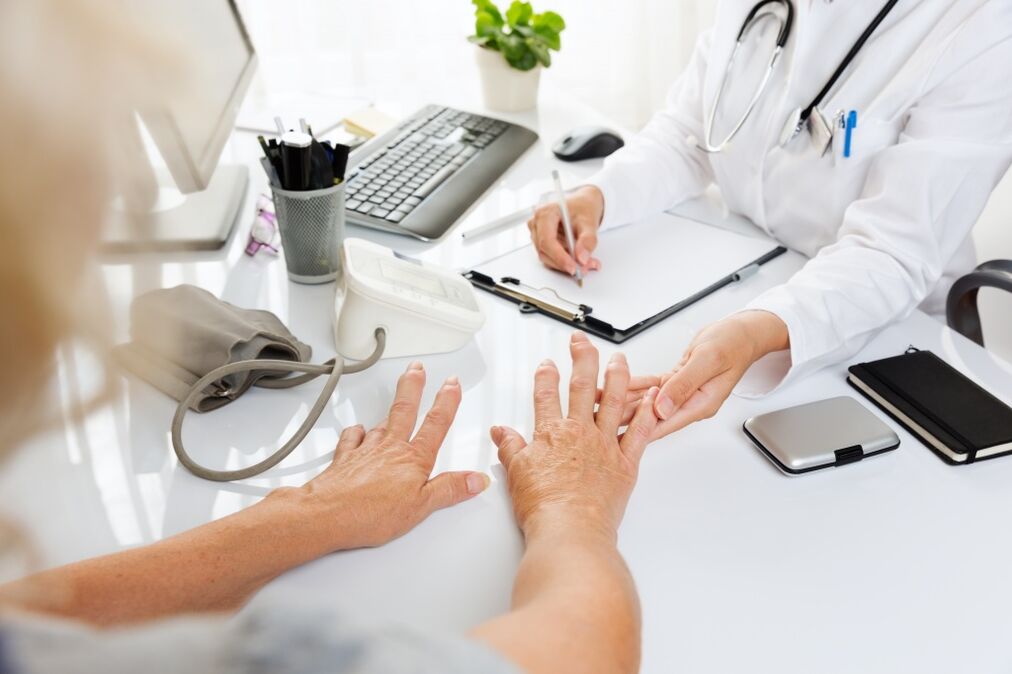 doctor examines hands with osteoarthritis