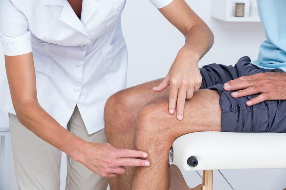 Exam by a doctor to diagnose osteoarthritis of the knee joint. 